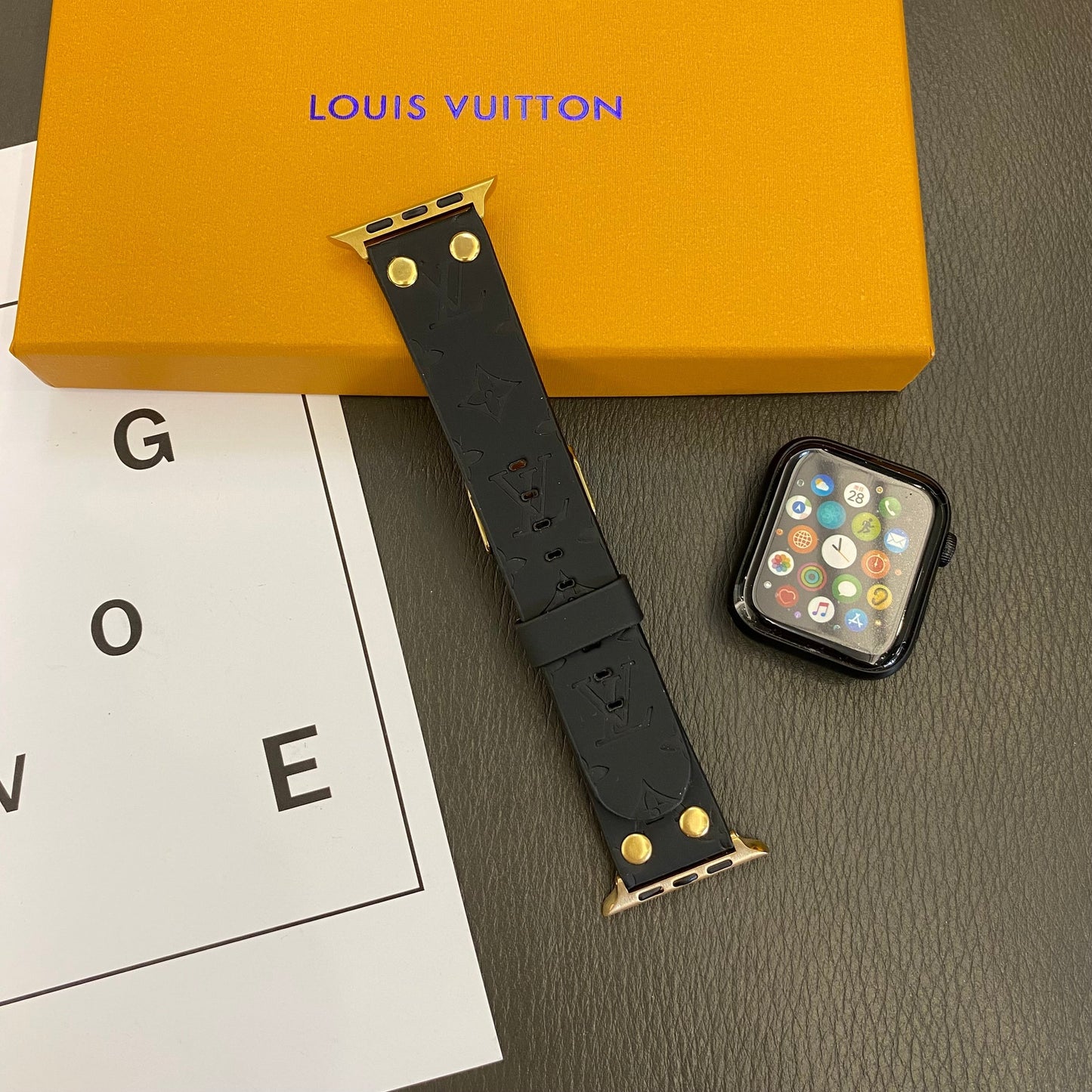 Designer Bracelet de rechange Apple avec décoration en rivets et monogramme en relief WATCH BANDS Inspired