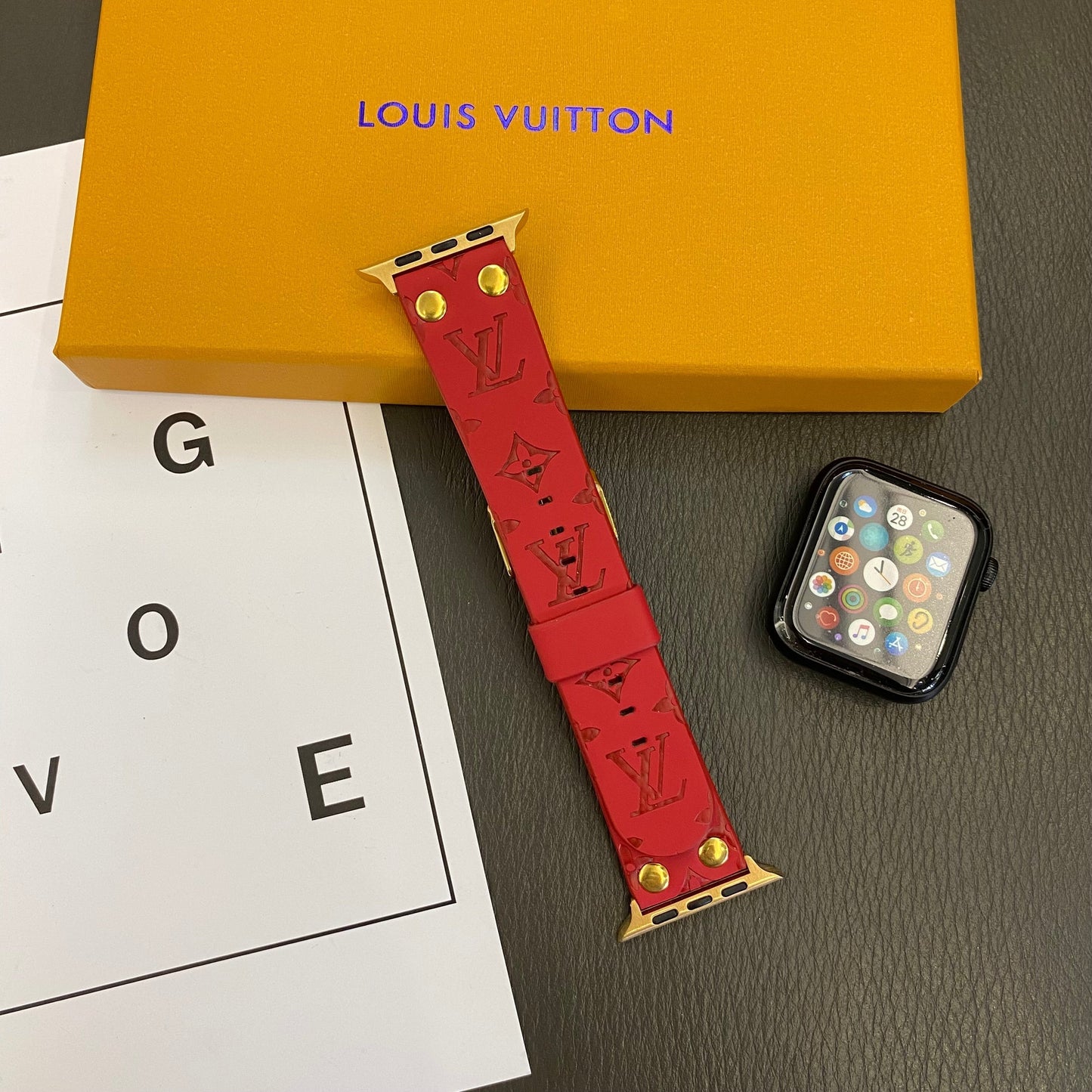 Designer Bracelet de rechange Apple avec décoration en rivets et monogramme en relief WATCH BANDS Inspired