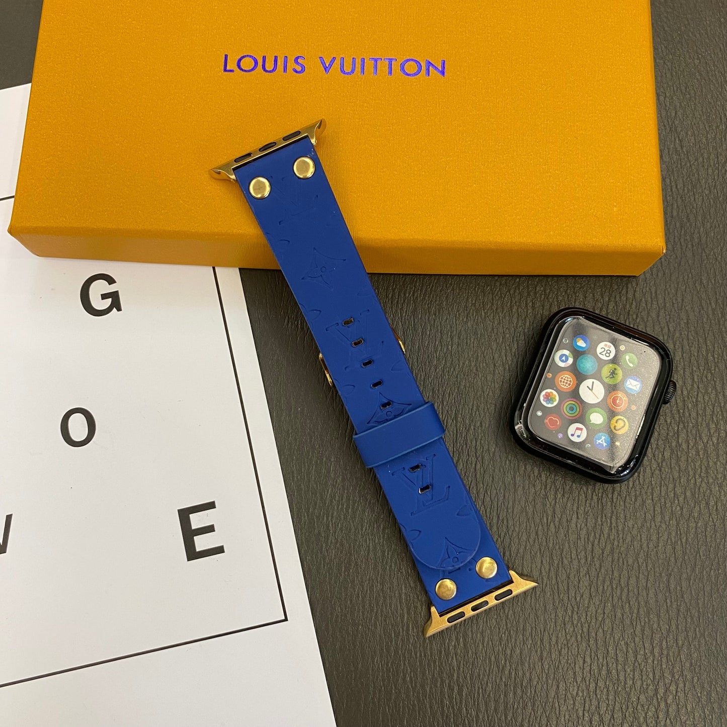 Designer Bracelet de rechange Apple avec décoration en rivets et monogramme en relief WATCH BANDS Inspired