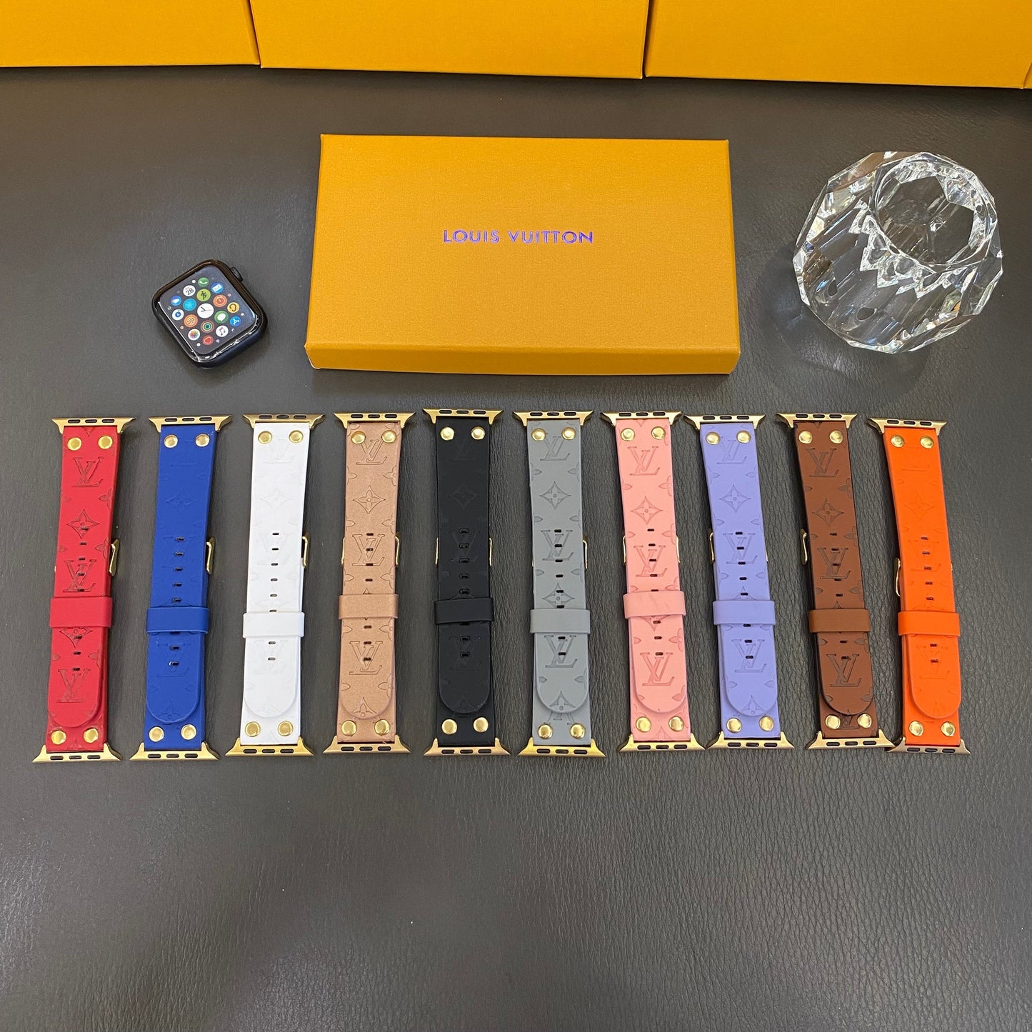 Designer Bracelet de rechange Apple avec décoration en rivets et monogramme en relief WATCH BANDS Inspired