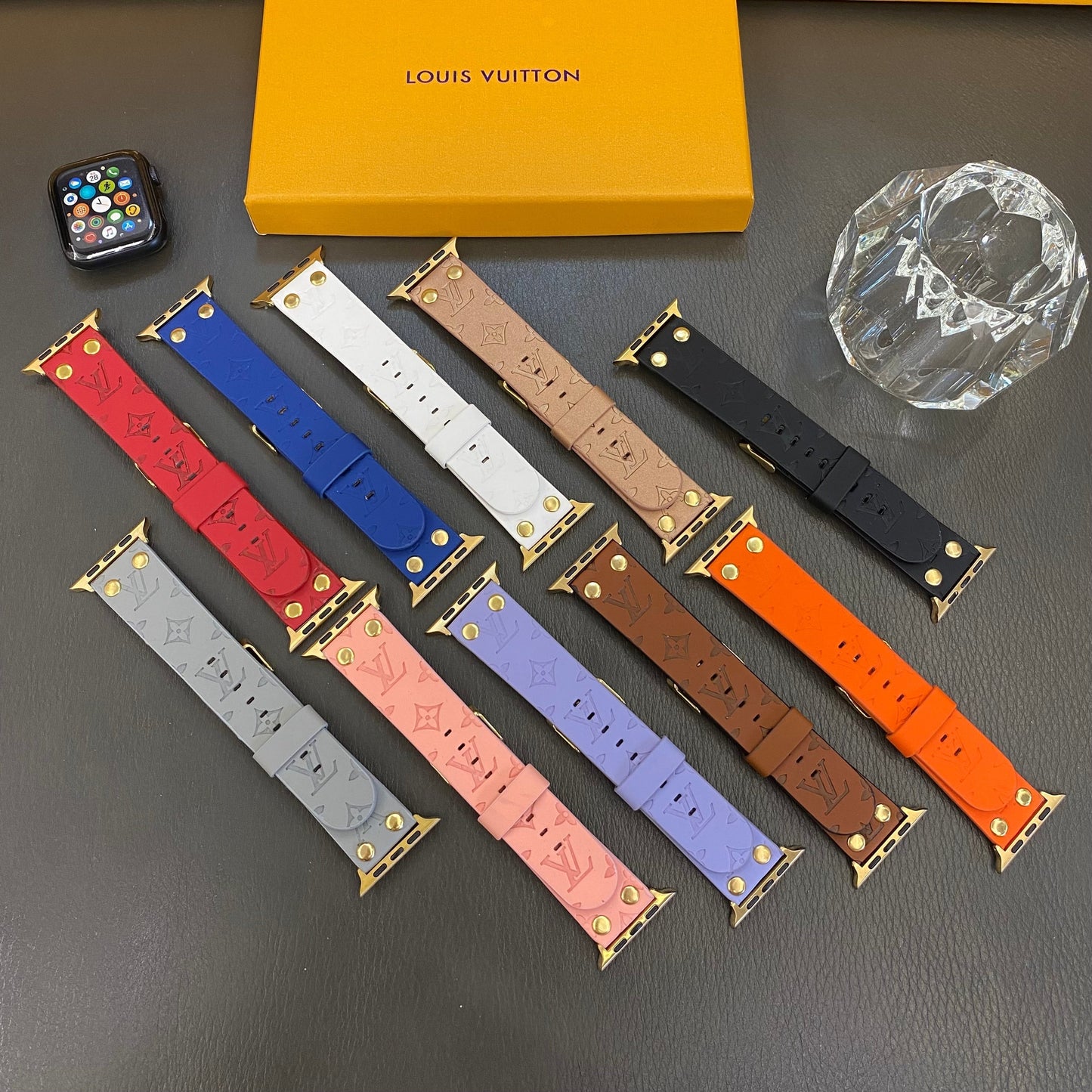 Designer Bracelet de rechange Apple avec décoration en rivets et monogramme en relief WATCH BANDS Inspired