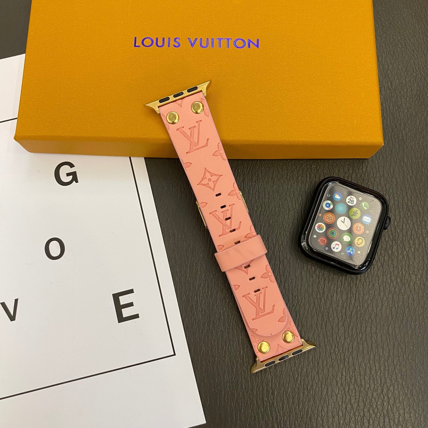 Designer Bracelet de rechange Apple avec décoration en rivets et monogramme en relief WATCH BANDS Inspired