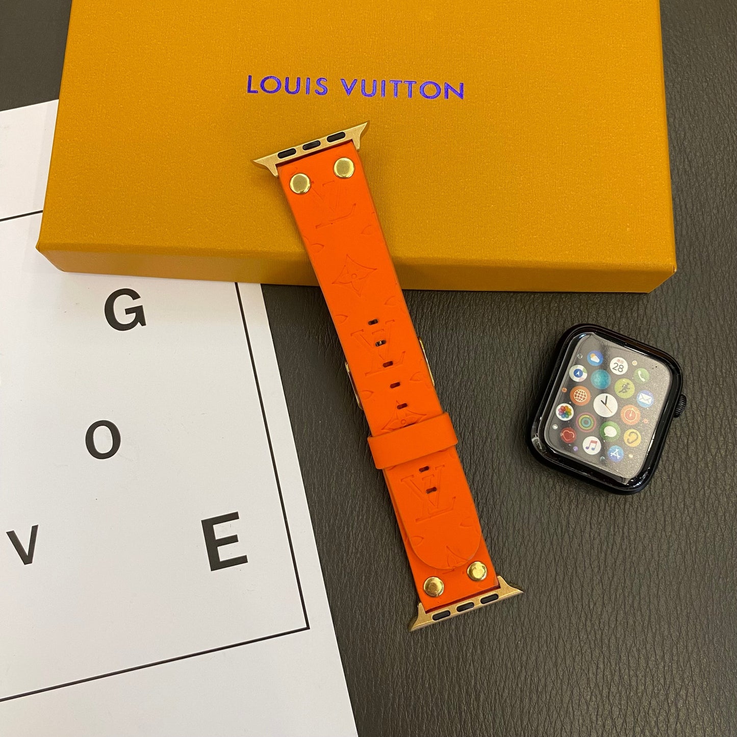 Designer Bracelet de rechange Apple avec décoration en rivets et monogramme en relief WATCH BANDS Inspired