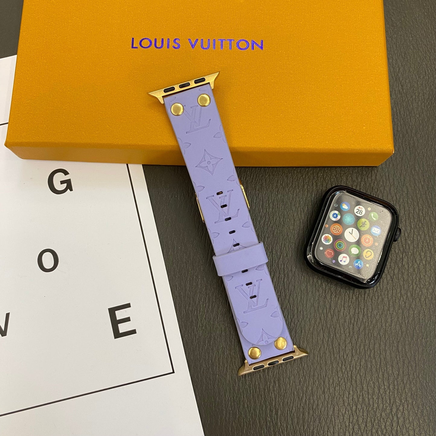 Designer Bracelet de rechange Apple avec décoration en rivets et monogramme en relief WATCH BANDS Inspired