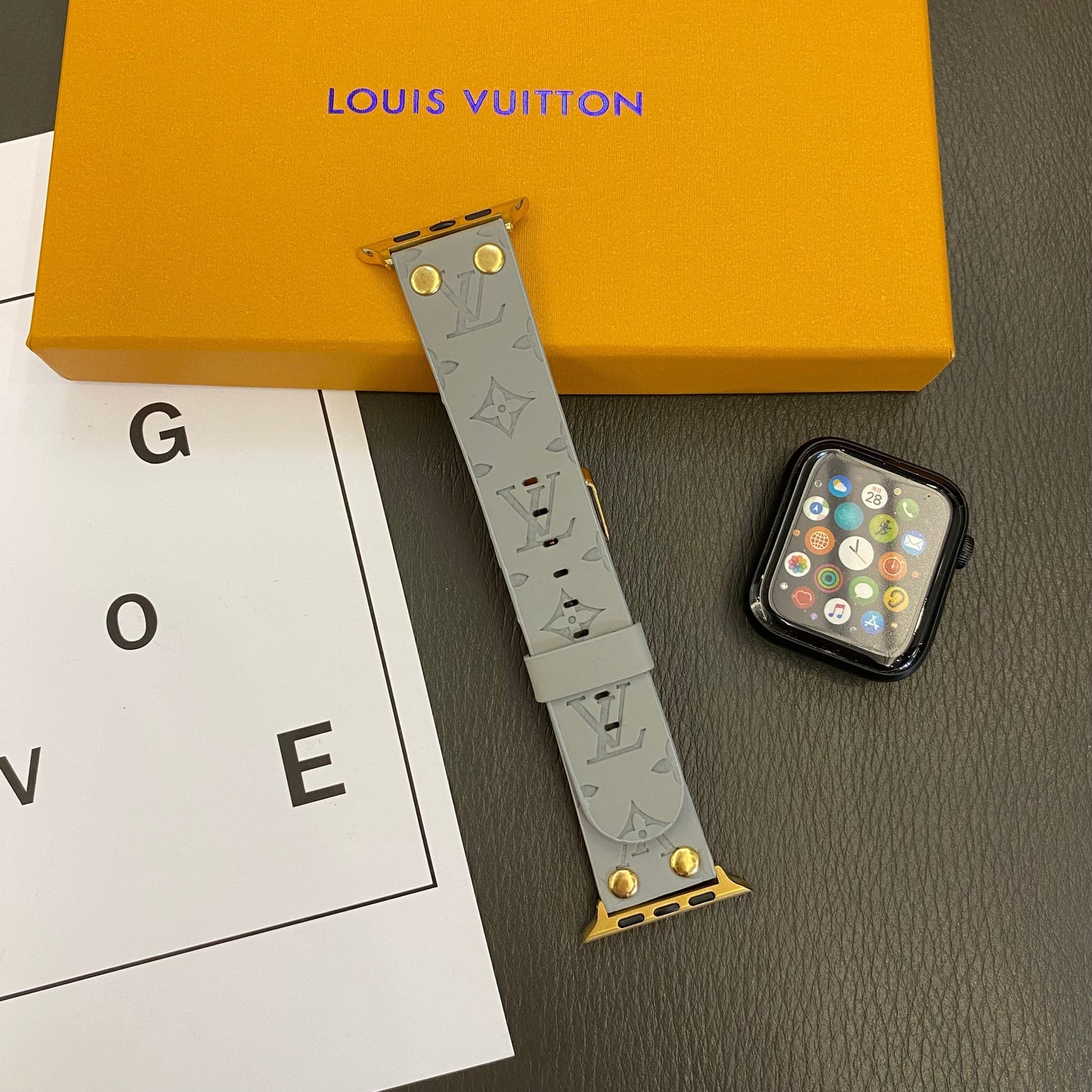 Designer Bracelet de rechange Apple avec décoration en rivets et monogramme en relief WATCH BANDS Inspired