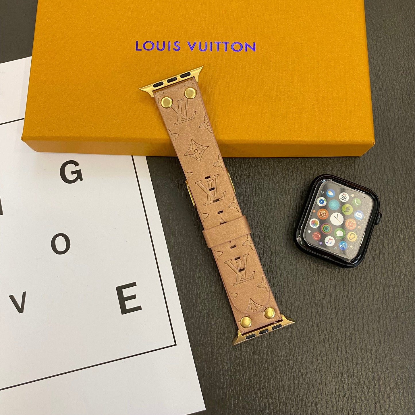 Designer Bracelet de rechange Apple avec décoration en rivets et monogramme en relief WATCH BANDS Inspired