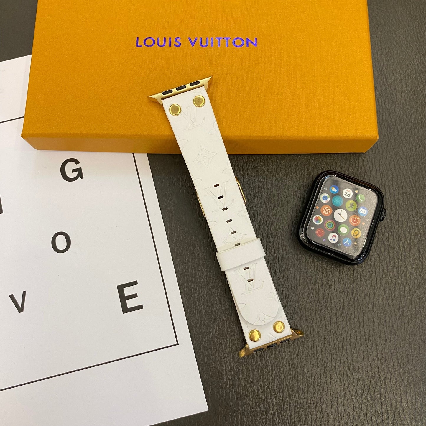 Designer Bracelet de rechange Apple avec décoration en rivets et monogramme en relief WATCH BANDS Inspired